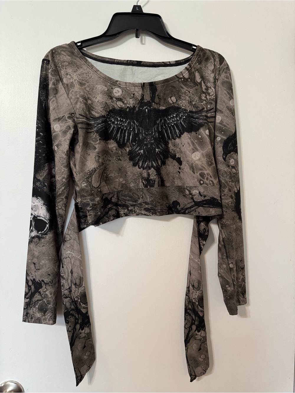 Gray Graphic Long-Sleeve Cropped Tie-Back Top